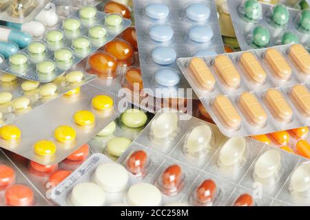 Varie capsule e compresse in blister, close-up Foto Stock