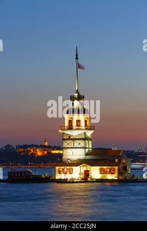 Turchia, Istanbul, Vista della Torre delle Maidens e Palazzo Topkapi sullo sfondo Foto Stock