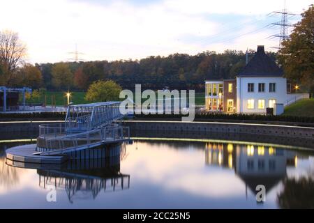 In Germania, in Renania settentrionale-Vestfalia, Bottrop, vista del parco di Berna al crepuscolo Foto Stock