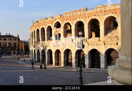 L'Italia, vista di Arena di Verona in Piazza Bra Foto Stock