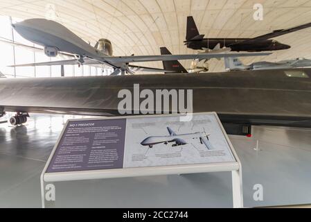 General Atomics mq-1 Predator all'interno dell'American Air Museum, Imperial War Museum, Duxford, Cambridgeshire, Regno Unito. Drone di aerei pilotati a distanza (RPA) Foto Stock