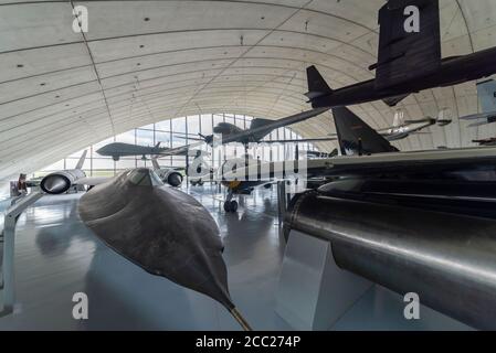 All'interno dell'American Air Museum, l'Imperial War Museum, Duxford, Cambridgeshire, Regno Unito. Lockheed SR-71 Blackbird Foto Stock