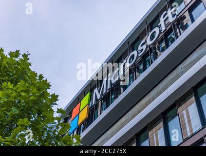 Monaco di Baviera, Germania - 16 agosto 2020: Logo Microsoft presso l'ufficio aziendale situato a Monaco di Baviera, Germania Foto Stock