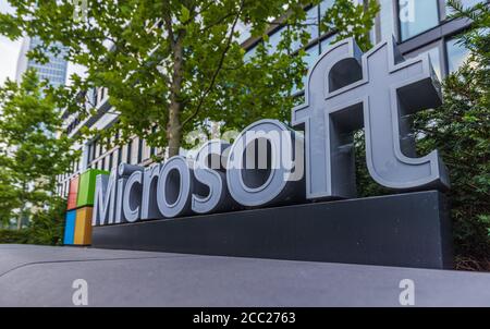 Monaco di Baviera, Germania - 16 agosto 2020: Logo Microsoft presso l'ufficio aziendale situato a Monaco di Baviera, Germania Foto Stock