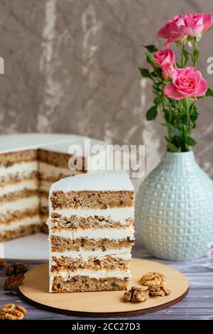 fetta di torta con panna bianca e noci Foto Stock