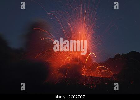 Giappone, vista di lava che erutta da Sakurajima Foto Stock