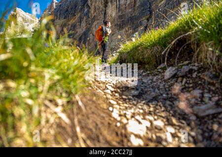 Italia Veneto Dolomiti - percorso che porta al via Il sentiero assistito Astaldi Foto Stock