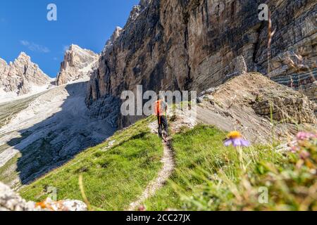 Italia Veneto Dolomiti - percorso che porta al via Il sentiero assistito Astaldi Foto Stock