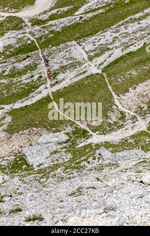 Italia Veneto Dolomiti - escursionisti sul sentiero che conduce All'inizio del sentiero assistito Astaldi Foto Stock