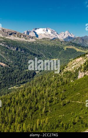 Italia Veneto Dolomiti - la Marmolada vista dall'Astaldi percorso attrezzato Foto Stock