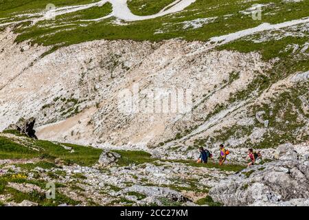 Italia Veneto Dolomiti - escursionisti sul sentiero che conduce L'inizio del sentiero assistito Astaldi Foto Stock