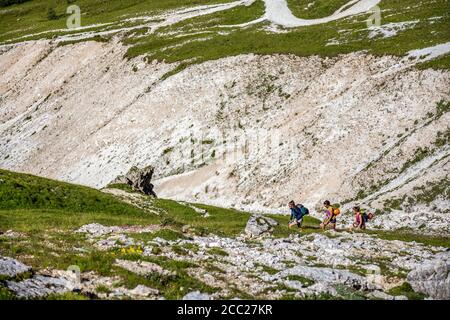 Italia Veneto Dolomiti - escursionisti sul sentiero che conduce L'inizio del sentiero assistito Astaldi Foto Stock