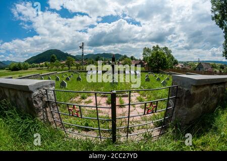 Praid, Romania - 04 luglio 2014: Vista fisheye di un cimitero di guerra russo Foto Stock