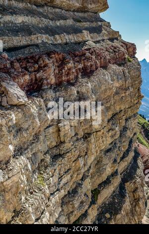 Italia Veneto Dolomiti - strati rocciosi (Ambra Triassica delle Dolomiti) Sul sentiero assistito Astaldi Foto Stock