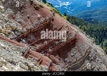 Italia Veneto Dolomiti - strati di roccia visti dall'Astaldi percorso assistito Foto Stock