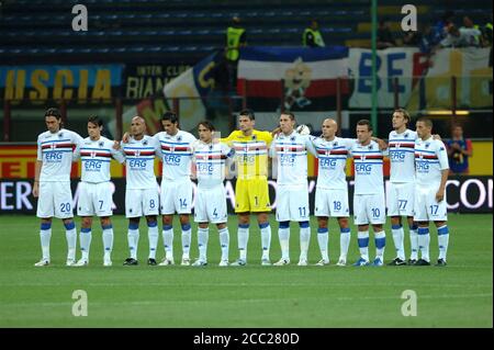 Milano Italia, 16 settembre 2006, Stadio 'G.MEAZZA SAN SIRO', Campionato Serious Football A 2006/2007, FC Inter - UC Sampdoria : i giocatori di Sampdoria si sono riuniti per un minuto di silenzio Foto Stock