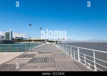 Europa, Portogallo, Lisbona, Parque das Nacoes, Vista del ponte Vasco da Gama e Torre Vasco da Gama con funivia sul fiume Tago Foto Stock