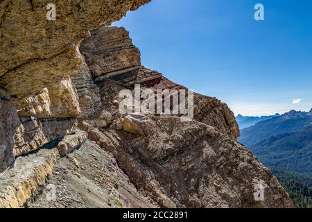 Italia Veneto Dolomiti - strati di roccia (Ambra triassica delle Dolomiti) sul sentiero Astaldi atrtrezzato Foto Stock