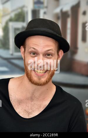 Colonia, Germania. 17 agosto 2020. L'attore Patrick Müller, vincitore del premio per il miglior attore, si pone a un tiro fotografico per la grande elezione della star 'Unter uns', che viene organizzata ogni anno dal fan club ufficiale 'Unter uns'. Credit: Horst Galuschka/dpa/Alamy Live News Foto Stock