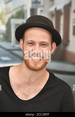 Colonia, Germania. 17 agosto 2020. L'attore Patrick Müller, vincitore del premio per il miglior attore, si pone a un tiro fotografico per la grande elezione della star 'Unter uns', che viene organizzata ogni anno dal fan club ufficiale 'Unter uns'. Credit: Horst Galuschka/dpa/Alamy Live News Foto Stock