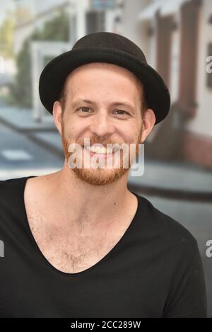 Colonia, Germania. 17 agosto 2020. L'attore Patrick Müller, vincitore del premio per il miglior attore, si pone a un tiro fotografico per la grande elezione della star 'Unter uns', che viene organizzata ogni anno dal fan club ufficiale 'Unter uns'. Credit: Horst Galuschka/dpa/Alamy Live News Foto Stock