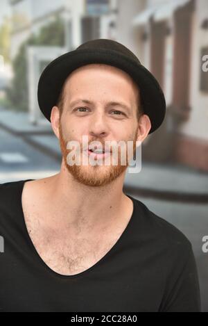 Colonia, Germania. 17 agosto 2020. L'attore Patrick Müller, vincitore del premio per il miglior attore, si pone a un tiro fotografico per la grande elezione della star 'Unter uns', che viene organizzata ogni anno dal fan club ufficiale 'Unter uns'. Credit: Horst Galuschka/dpa/Alamy Live News Foto Stock