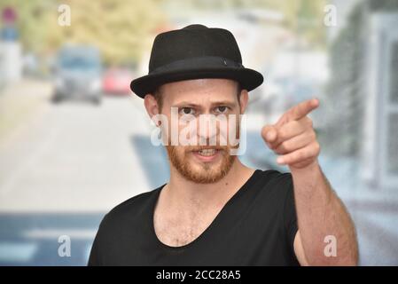 Colonia, Germania. 17 agosto 2020. L'attore Patrick Müller, vincitore del premio per il miglior attore, si pone a un tiro fotografico per la grande elezione della star 'Unter uns', che viene organizzata ogni anno dal fan club ufficiale 'Unter uns'. Credit: Horst Galuschka/dpa/Alamy Live News Foto Stock