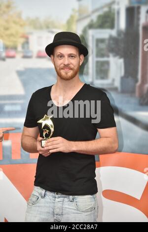 Colonia, Germania. 17 agosto 2020. L'attore Patrick Müller, vincitore del premio per il miglior attore, si pone a un tiro fotografico per la grande elezione della star 'Unter uns', che viene organizzata ogni anno dal fan club ufficiale 'Unter uns'. Credit: Horst Galuschka/dpa/Alamy Live News Foto Stock