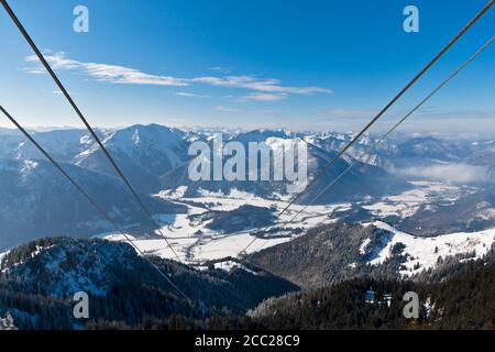 Germania del Sud, alta Baviera, Bayrischzell, vista della funivia di Wendelstein con le montagne di Mangfall e le Prealpi Bavaresi sullo sfondo Foto Stock