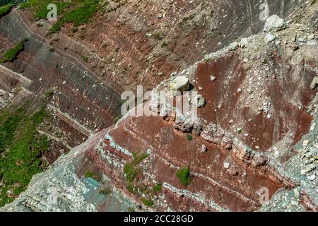 Italia Veneto Dolomiti - strati di roccia (Ambra triassica delle Dolomiti) Vista dal percorso attrezzato Astaldi Foto Stock