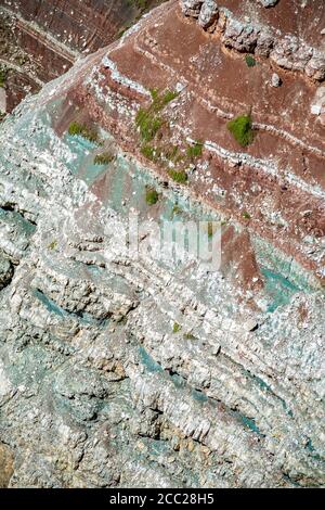 Italia Veneto Dolomiti - strati di roccia (Ambra triassica delle Dolomiti) Vista dal percorso attrezzato Astaldi Foto Stock