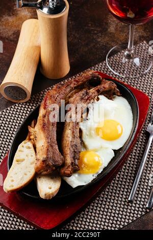 Colazione inglese su una padella e sfondo scuro Foto Stock