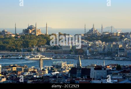 Turchia, Istanbul, vista del corno dorato con Hagia Sophia e Sultan Ahmed moschea Foto Stock