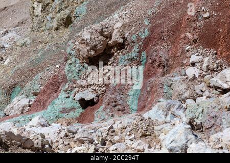 Italia Veneto Dolomiti - strati di roccia (Ambra triassica delle Dolomiti) sul sentiero assistito Astaldi Foto Stock