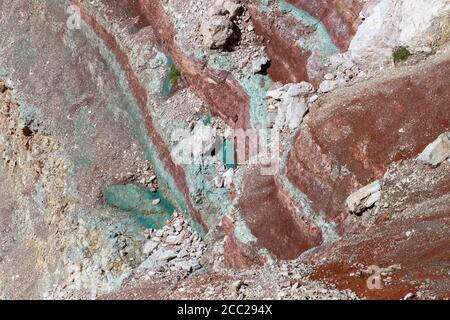 Italia Veneto Dolomiti - strati di roccia (Ambra triassica delle Dolomiti) sul sentiero assistito Astaldi Foto Stock