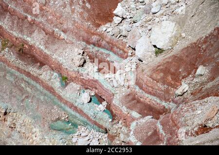 Italia Veneto Dolomiti - strati di roccia (Ambra triassica delle Dolomiti) sul sentiero assistito Astaldi Foto Stock