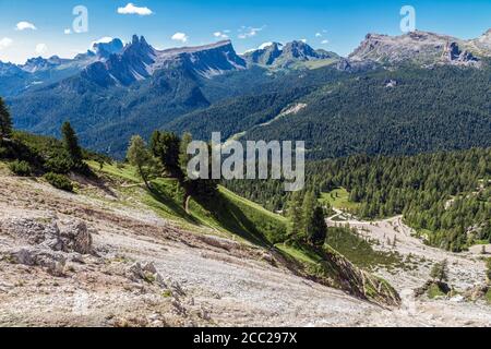 Italia Veneto Dolomiti - Panorama dal sentiero Astaldi e. Il sentiero che scende al Rifugio Dibona Foto Stock