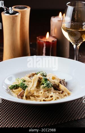 Pasta con funghi e parmigiano Foto Stock