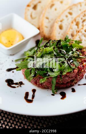 tartare di manzo con tuorlo e crostini Foto Stock