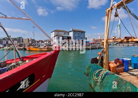 Inghilterra, Hampshire, Portsmouth, vista delle barche da pesca in porto e Spinnaker Tower in background Foto Stock