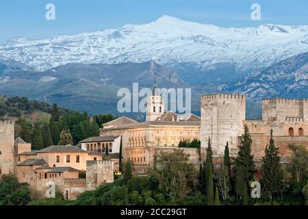 Spagna, Andalusia, Granada, Vista dalla torre della chiesa di San Miguel Bajo in città Foto Stock