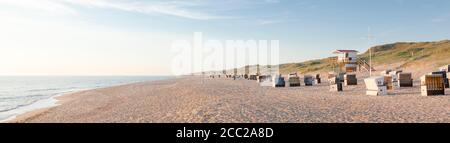 In Germania, in vista della spiaggia vuota coperto con sedie da spiaggia in vimini sull isola di Sylt Foto Stock