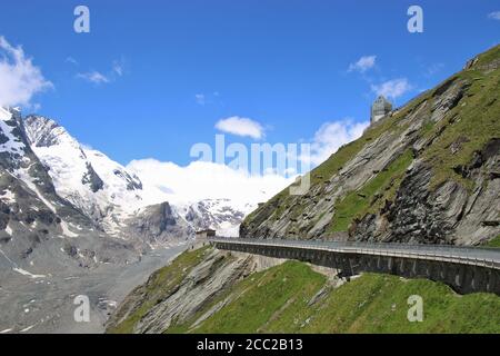 Paesaggio montano e la famosa strada alpina Grossglockner. Hohe Tauern National Park, Austria, Europa. Foto Stock