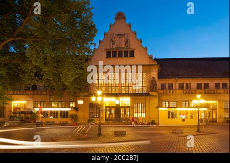 Germania, Lindau, vista della stazione ferroviaria centrale di notte Foto Stock