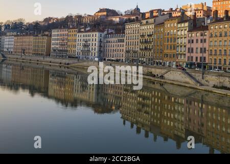 Maestoso paesaggio urbano della città di Lione vicino al fiume con edificio riflessioni sull'acqua Foto Stock