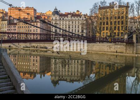 Maestoso paesaggio urbano della città di Lione vicino al fiume con edificio riflessioni sull'acqua Foto Stock