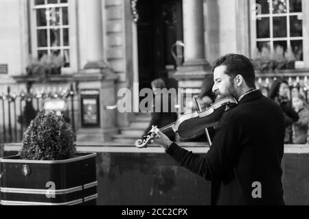 Uomo con occhi chiusi che suona un violino in una strada cittadina, York, North Yorkshire, Inghilterra, Regno Unito. Foto Stock