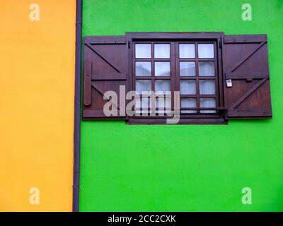 Finestre, cornici in legno, pareti dai colori vivaci. Foto Stock