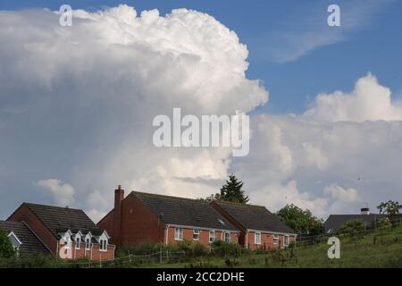 Romsley, Worcestershire, 17 agosto 2020. Il lunedì pomeriggio si formavano spettacolari nuvole sulle case di Romsley, Worcestershire, mentre il tuono e i fulmini continuavano a formarsi durante il caldo. Le piogge torrenziali hanno colpito la regione, ma si prevede che si calmeranno nella settimana successiva. Credito: Interrompi stampa Media/Alamy Live News Foto Stock