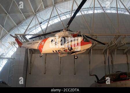 Elicottero della Guardia Costiera americana d'epoca, Udvar-Haxy Center Foto Stock